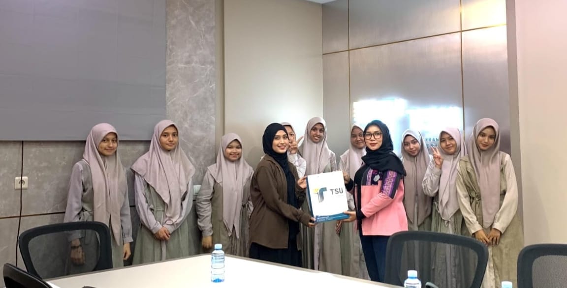Asah Kreativitas di Bidang Fesyen, Siswi SMA Islam Diponegoro Surakarta Belajar Fashion Drawing di TSU