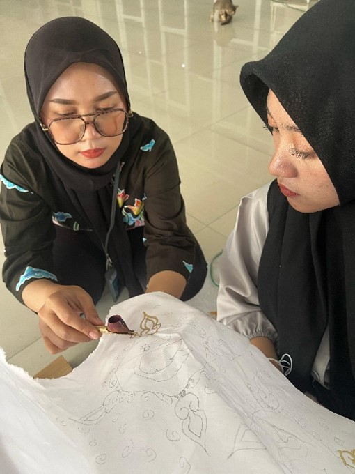 PRAKTIK MENCANTING SEBAGAI LANGKAH AWAL DESAIN BATIK UNTUK BUSANA CASUAL MAHASISWA DESAIN PRODUK TEKSTIL
