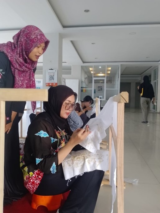 PRAKTIK MENCANTING SEBAGAI LANGKAH AWAL DESAIN BATIK UNTUK BUSANA CASUAL MAHASISWA DESAIN PRODUK TEKSTIL