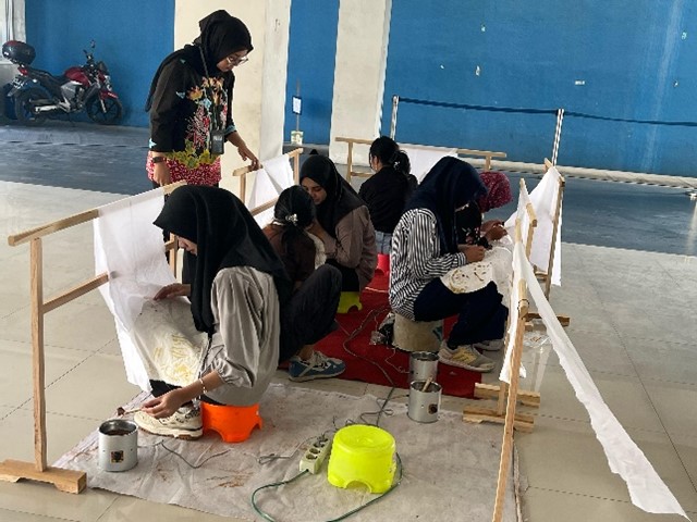 PRAKTIK MENCANTING SEBAGAI LANGKAH AWAL DESAIN BATIK UNTUK BUSANA CASUAL MAHASISWA DESAIN PRODUK TEKSTIL